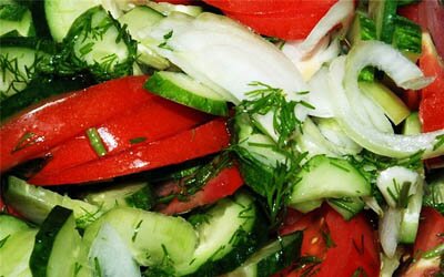 salat-iz-sol-ogur-i-pomidorov.jpg